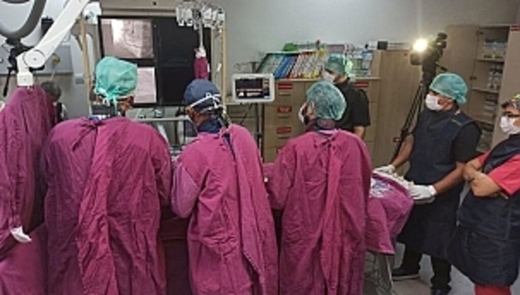 OMÜ Tıp Fakültesi Doktorlarından Canlı Yayında Başarılı Kalp Operasyonu 