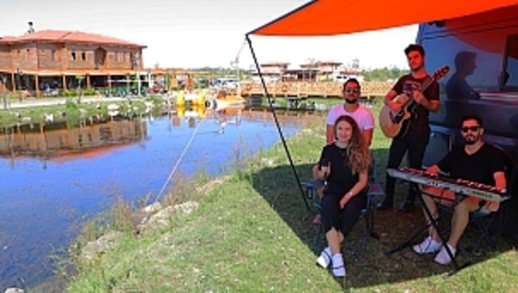 Sanatçı ve Söz Yazarı Irmak Çarşamba'ya Hayran Kaldı