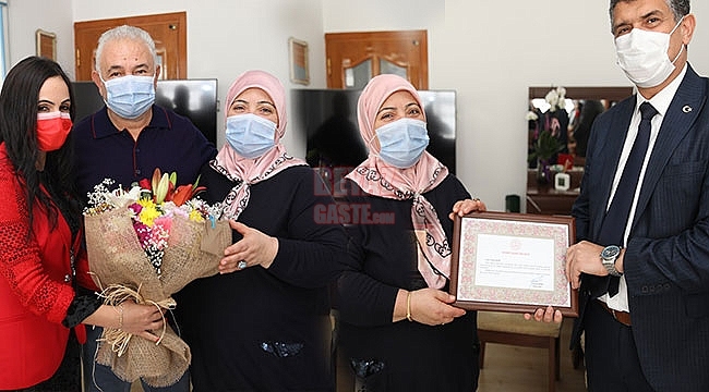 Emektar Öğretmen Cavit ve Hülya Şahin Çiftine Hizmet Şeref Belgesi
