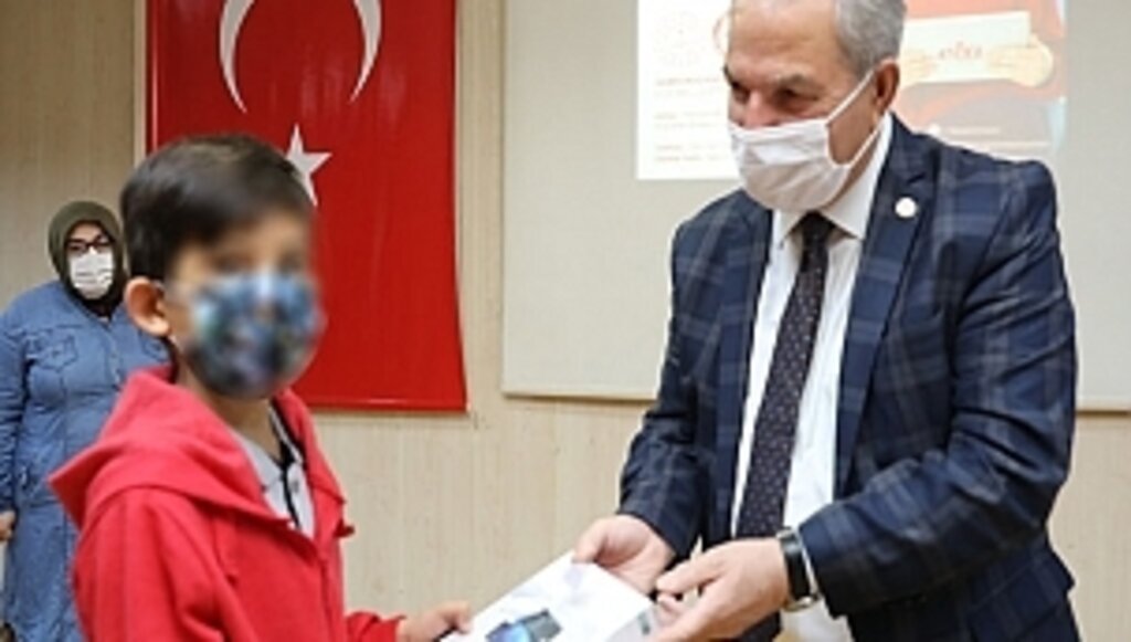 'Sınıf Tam Öğretmenim' Projesine 100 Tabletle Destek Verdi