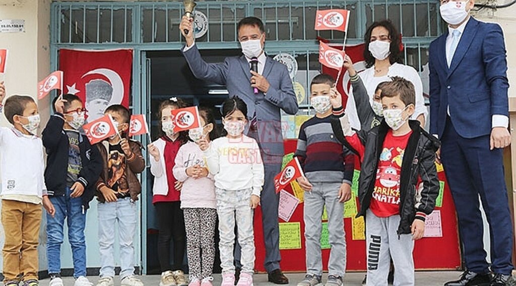 Toplumu ileri taşıyan her gelişmenin ardında öğretmenlerimiz var