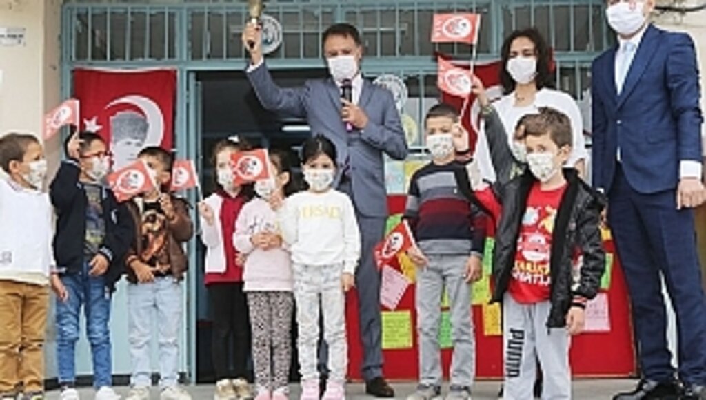 Toplumu ileri taşıyan her gelişmenin ardında öğretmenlerimiz var