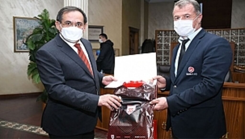 Başkan Demir'den, Personele Forma Hediyesi