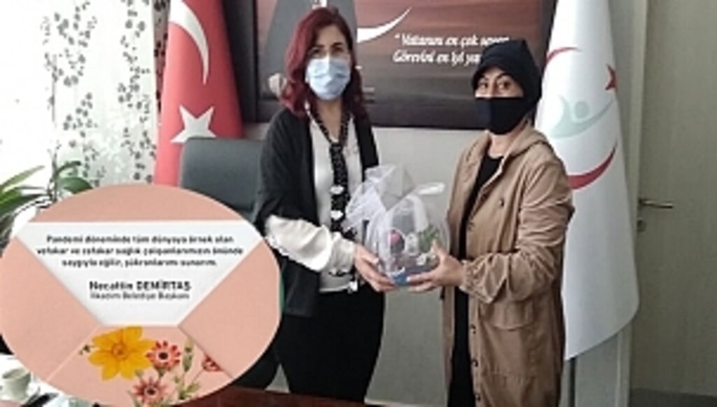 Çiçeklerle Sağlık Çalışanlarına Teşekkür Etti