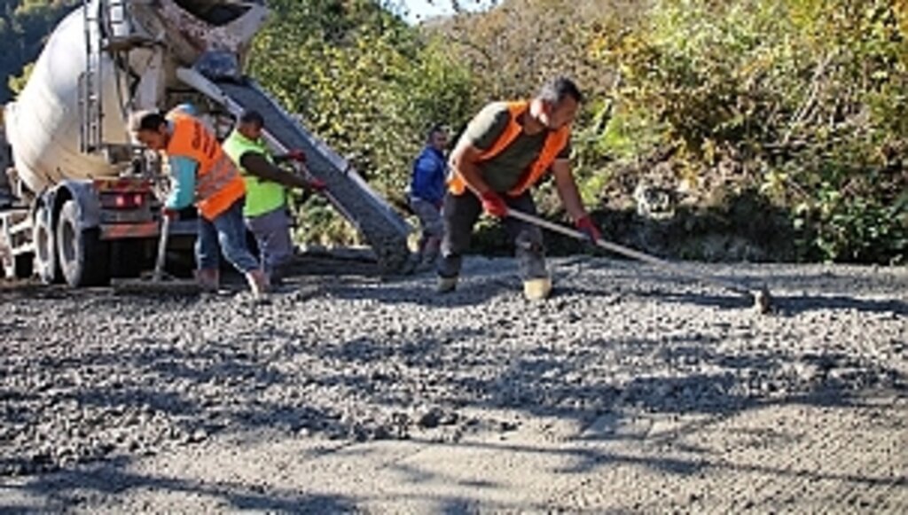 Kırsal Mahallerde Beton Yola Devam