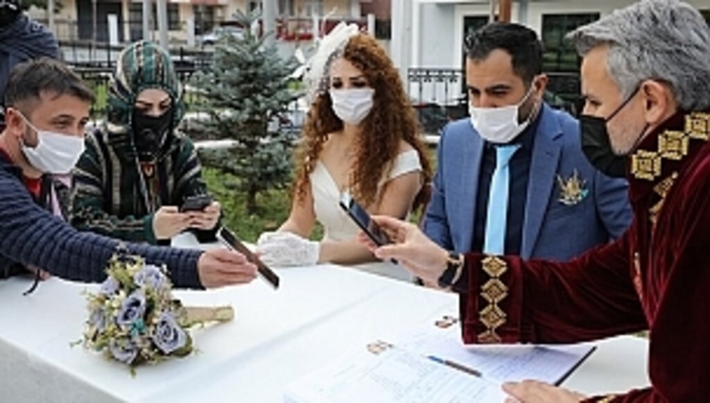 Nikâhlar Artık Sosyal Mesafeli Açık Havada Kıyılıyor!