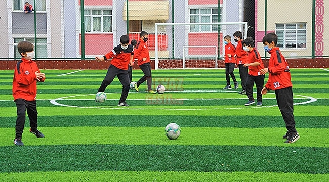 Büyükşehir'den Kökçüoğlu Mahallesi'ne Halı Saha