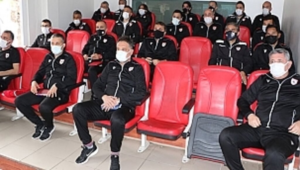 Futbol Akademi Antrenörlerine Oyun Kuralları Semineri