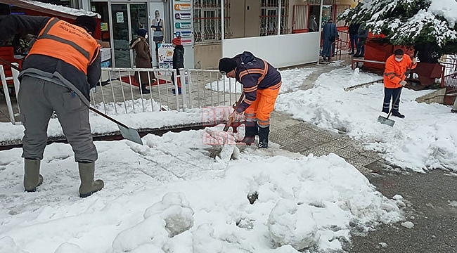 Beyaza Bürünen Kaldırımları Temizledi