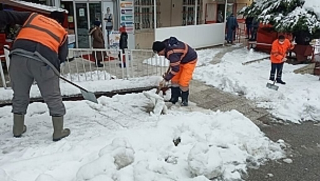 Beyaza Bürünen Kaldırımları Temizledi