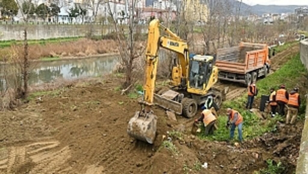 Büyükşehirden Mert Irmağı'nda Temizlik Çalışması
