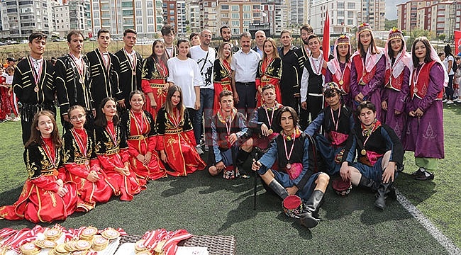 Halk Oyunları Topluluğunu Türkiye'yi Tanıtacak