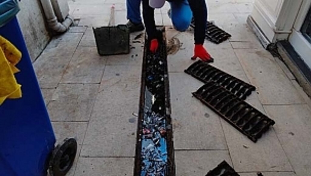 Bilinçsizce Atılan Sigara İzmaritleri Menfezleri Tıkadı