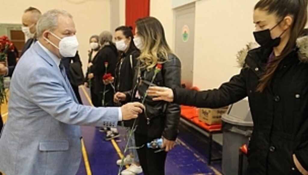 Çalışan Kadın Personellerin Gününü Çiçekle Kutladı