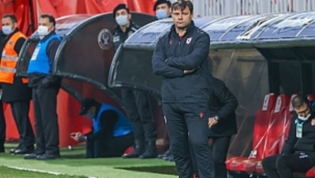 Hakem Maçın Önüne Geçti!