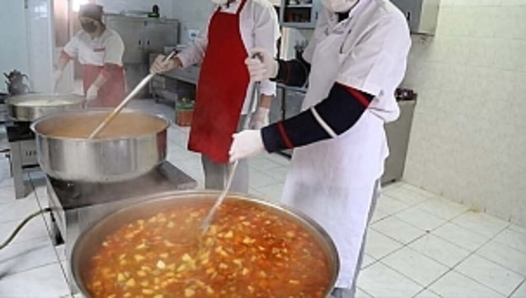 İlkadım Aşevi Her Gün 300 Aileye Sıcak Yemek Desteği Sağlıyor