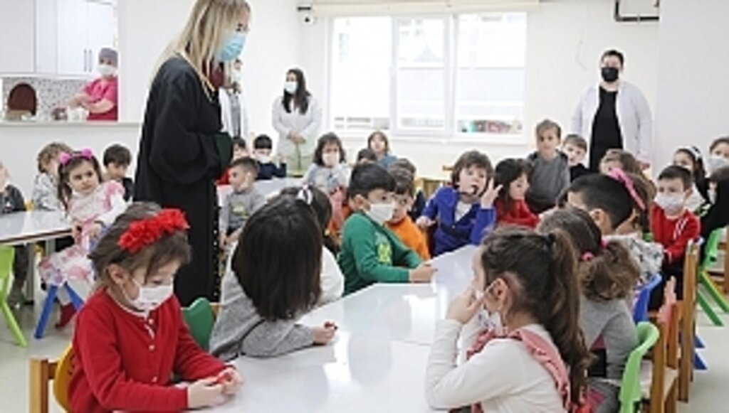 AtaÇocuklu miniklere Av. Gülay Deveci'den mesleki tanıtım