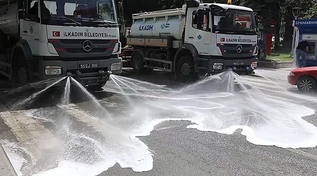 Boşalan Sokakları Dört Bir Koladan Yıkadılar 