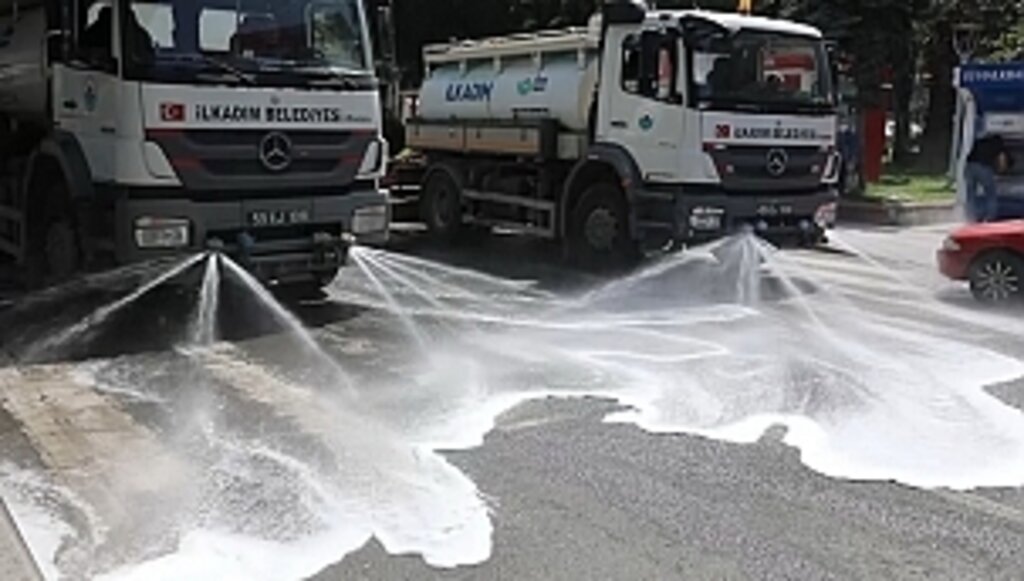 Boşalan Sokakları Dört Bir Koladan Yıkadılar
