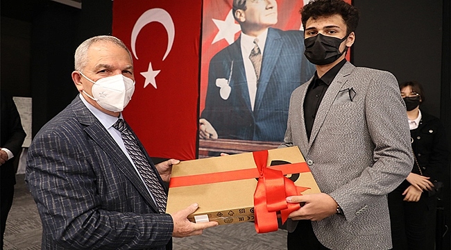 İstiklal Marşını En Güzel Okuyan Finalistler Töreni İle Hediyelerini Aldı