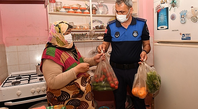 Parkinson Hastası Yaşlı Kadına Zabıtadan Pazar Alışverişi