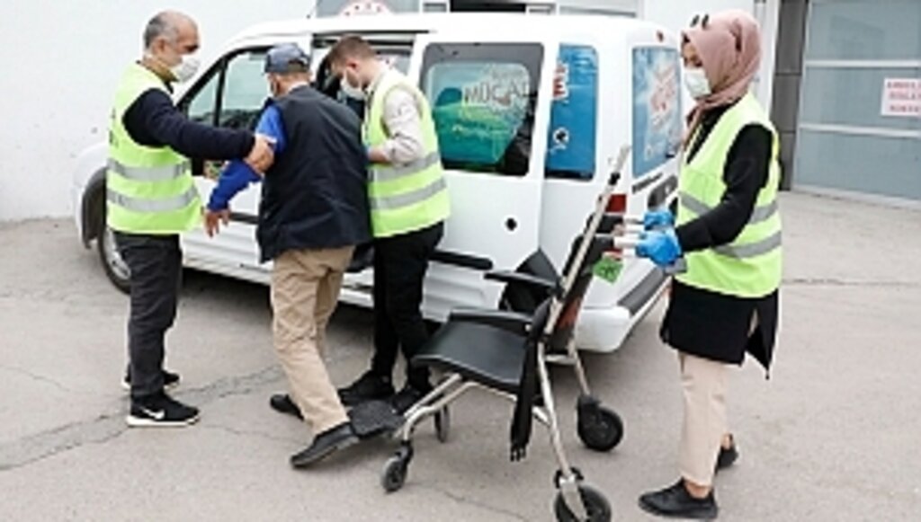Tam Kapanmada Belediye Hizmet Araçları İle Ulaşım Desteği Sağlıyor