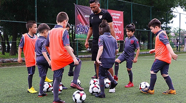 Futbol Okulu Antrenmanlara Başladı