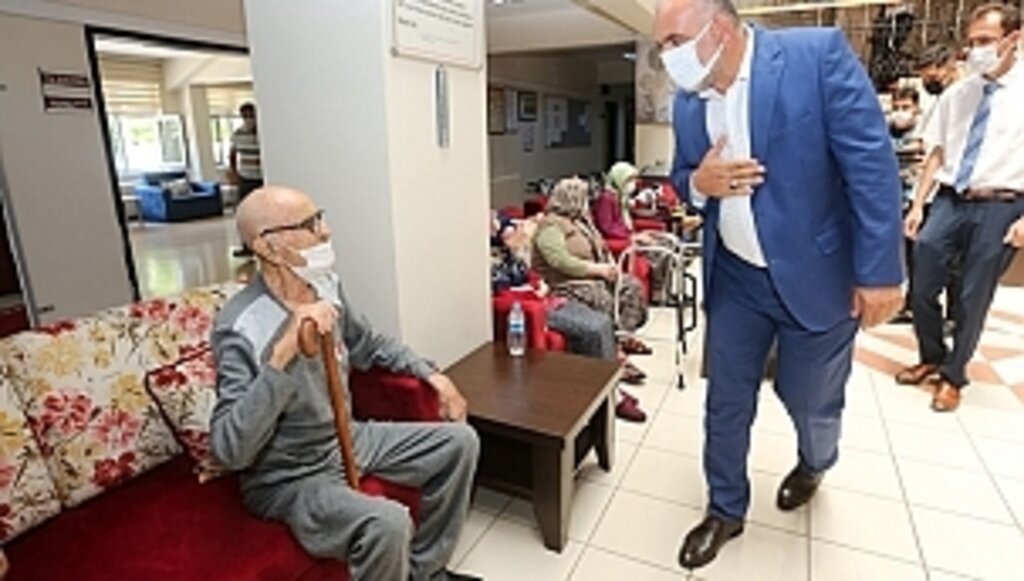 Başkan Sandıkçı Yaşlı ve Engelli Vatandaşlarla Bayramlaştı.