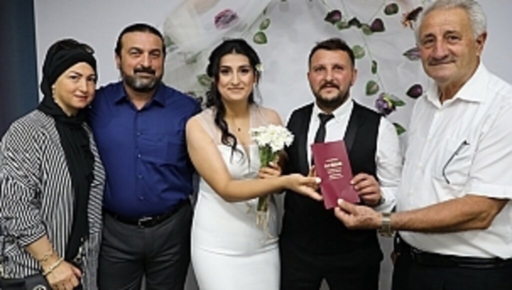 Evlenme Cüzdanını Ailenin En Büyüğü Mustafa Ars Takdim Etti