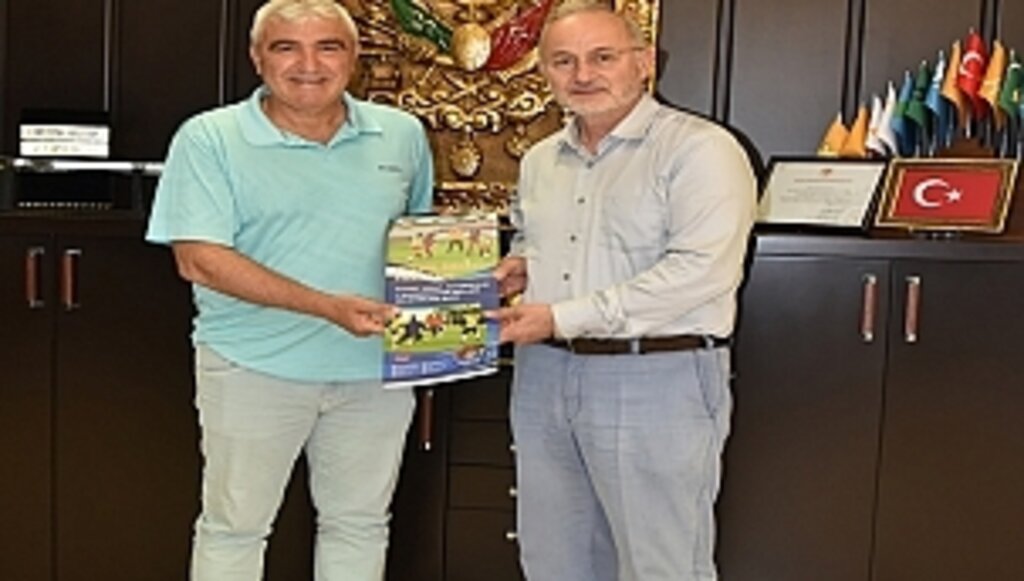 Öğr. Gör. Aksoy, Kendi Yazdığı Kitabı Rektör Ünal'a Hediye Etti