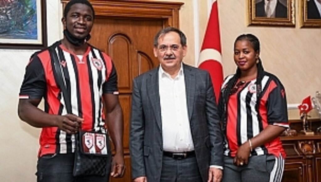 Senegalli Ebubekir ve eşinden Başkan Demir'e ziyaret