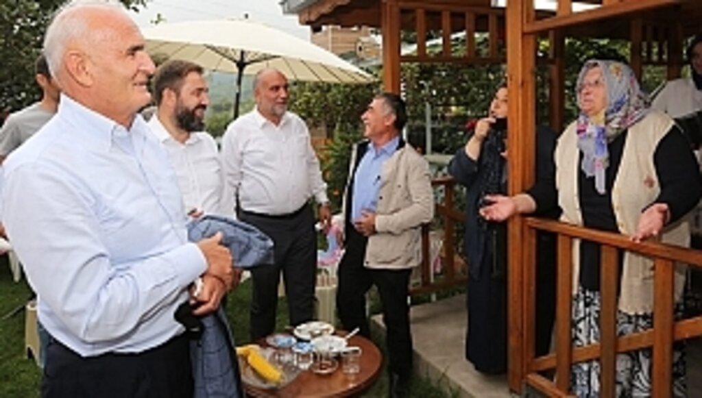 Eser ve Hizmet Siyasetine Odaklıyız