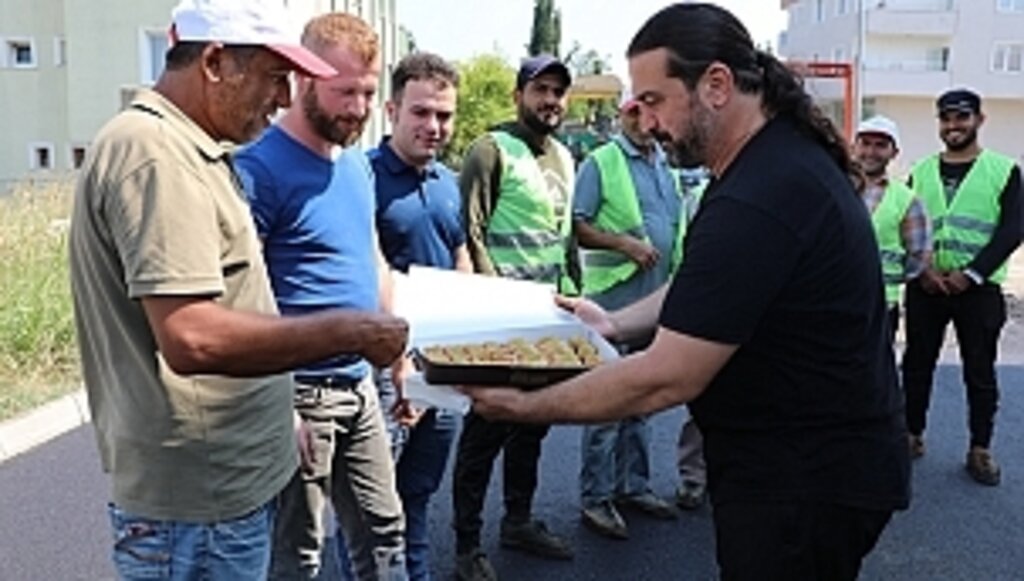 Meclis Üyesi Yıldırım'dan Asfaltlama Ekibine Tatlı Sürpriz