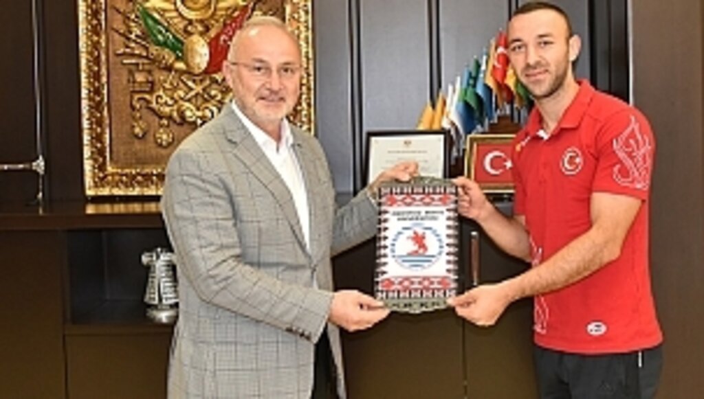 OMÜ Öğrencisi Milli Atlet Necati Er'den Rektör Ünal'a Ziyaret