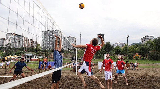 Uzunum Plajı'nda Plaj Futbolu Ve Plaj Voleybolu Heyecanı