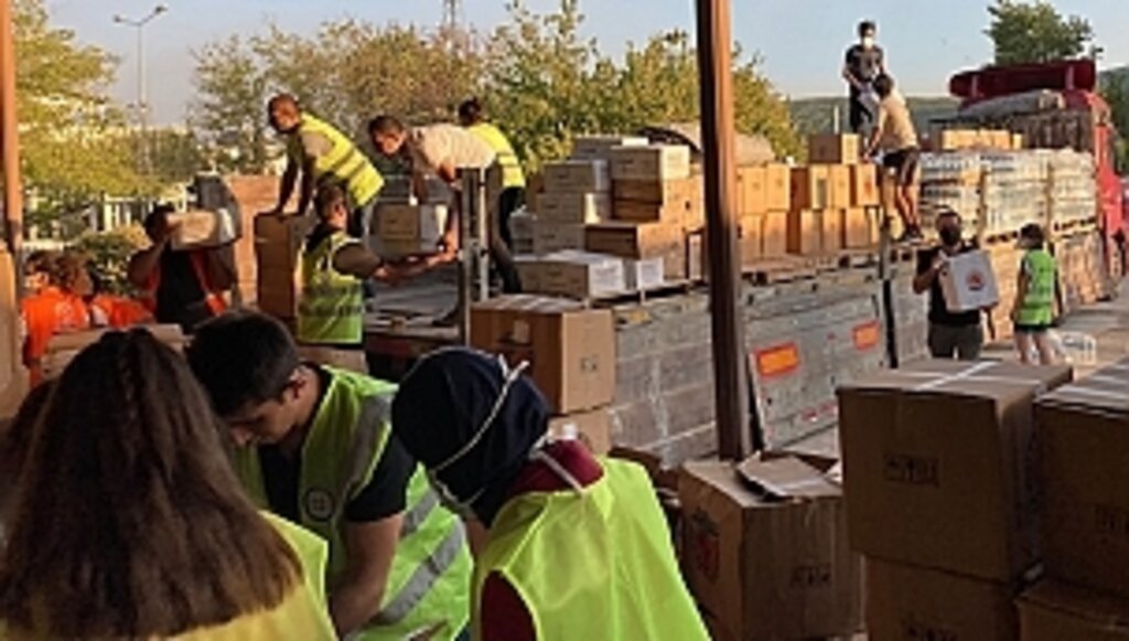 Yardım TIR'ları Yangın Bölgesine Ulaştı