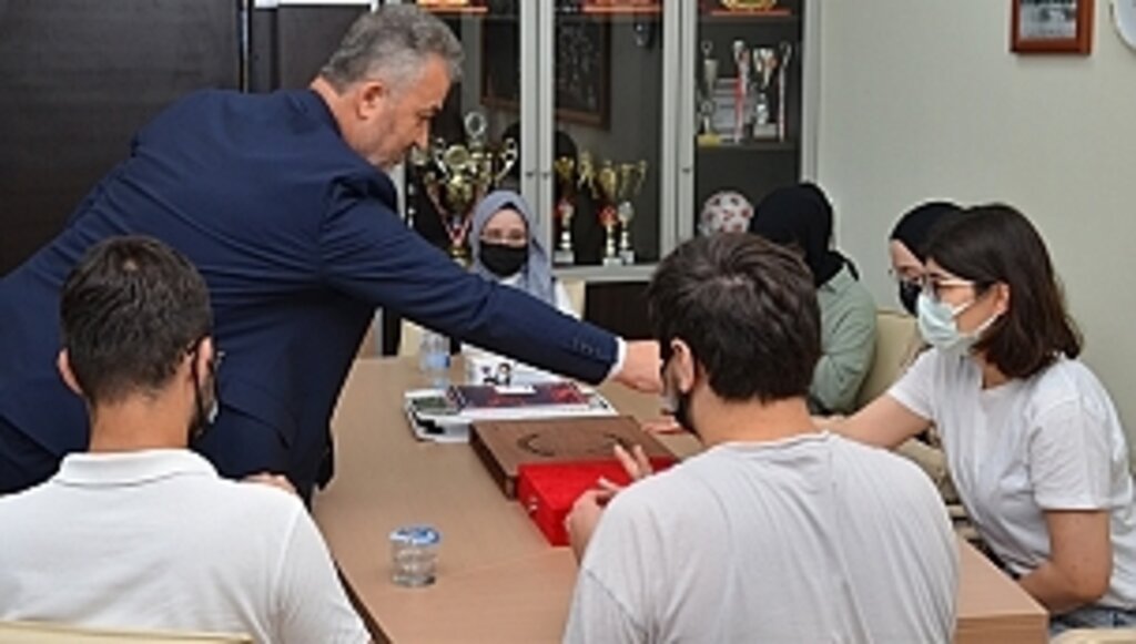 YKS'de Derece Yapan Öğrencilerden Başkan Topaloğlu'na Ziyaret