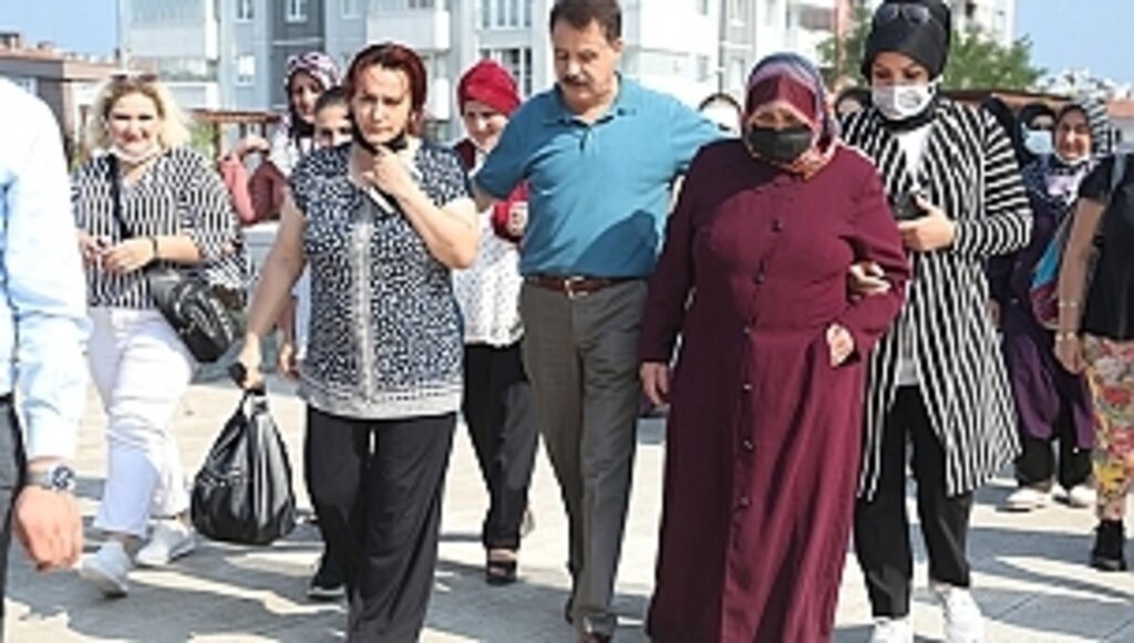 Büyükoyumcalı kadınlar Şahinkaya Kanyonu gedi