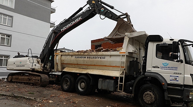 İlkadım'da Metruk Binaların Yıkımı Devam Ediyor