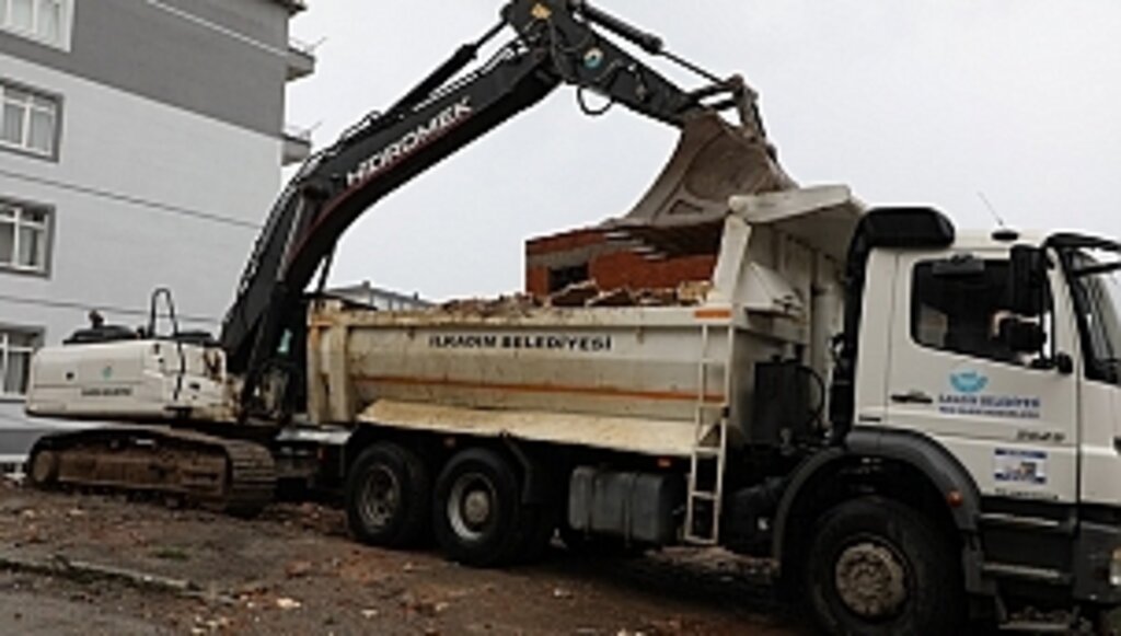 İlkadım'da Metruk Binaların Yıkımı Devam Ediyor