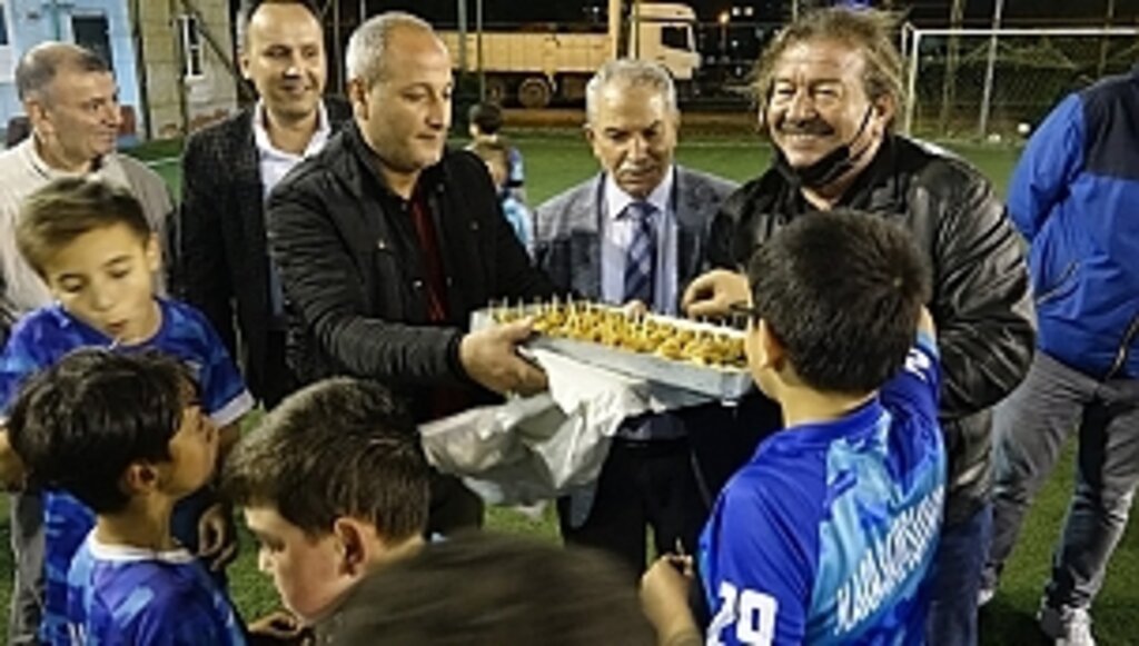 Başkan'dan Yeşil Sahaların Minik Sporcularına Tatlı Moral