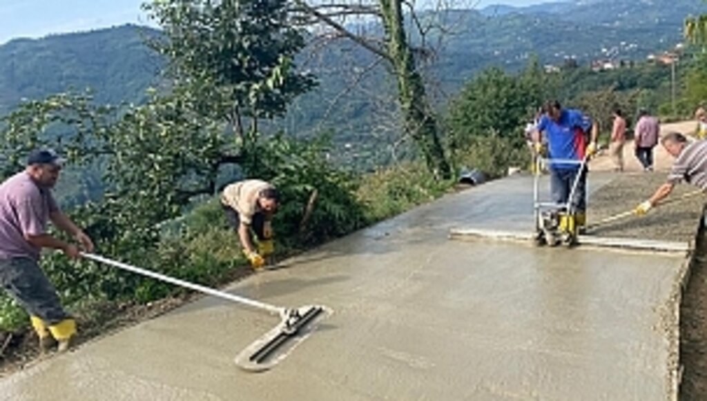 Kırsalda Konforlu Beton Yol Çalışmaları Devam Ediyor