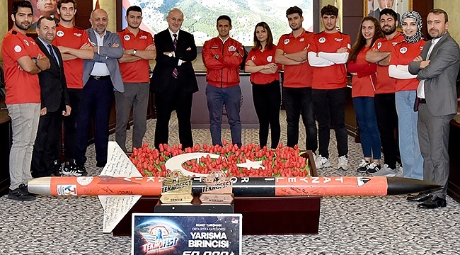 Rektör Ünal, Teknofest 2021'de Türkiye Şampiyonu Olan Tanyeli Roket Takımı'nı Kutladı