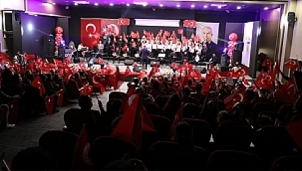 Bir Başkadır Benim Memleketim Eserinde Türk Bayrakları Dalgalandı