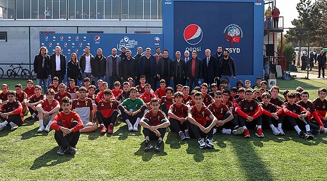 Futbolun Efsaneleri Genç Futbolseverlerle İzmir'de Buluşuyor.