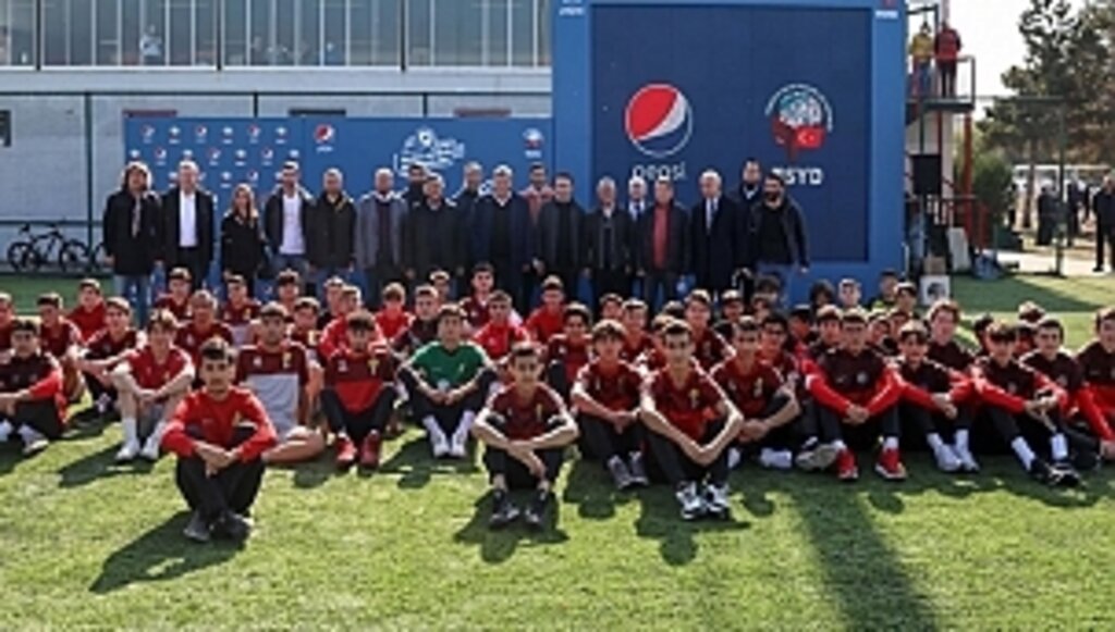Futbolun Efsaneleri Genç Futbolseverlerle İzmir'de Buluşuyor.