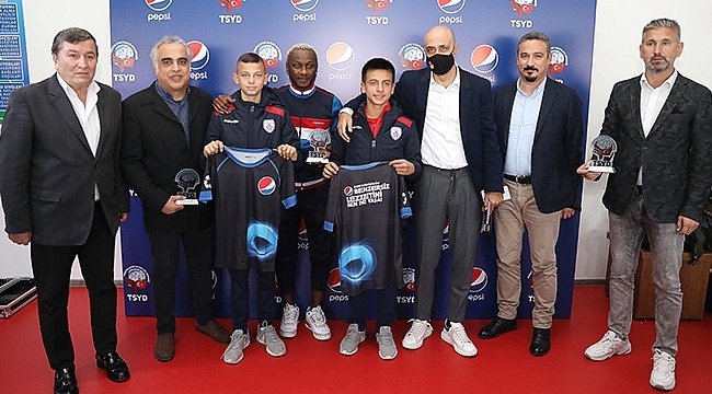 Futbolun Efsaneleri Pepsi 'Yıldız Futbolcu Seminerleri'nde Genç Futbolseverlerle İzmir'de Buluştu