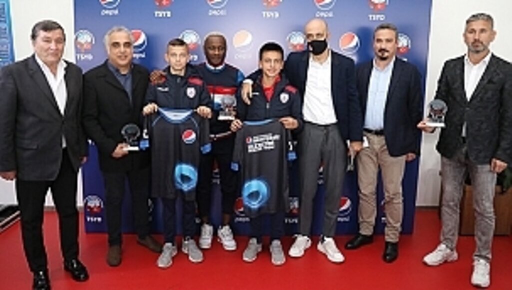 Futbolun Efsaneleri Pepsi 'Yıldız Futbolcu Seminerleri'nde Genç Futbolseverlerle İzmir'de Buluştu