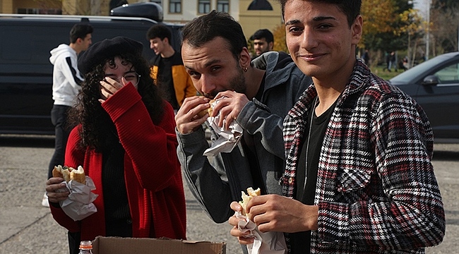 İletişim Fakültesinde Vize Öncesi Hamsi Şenliği