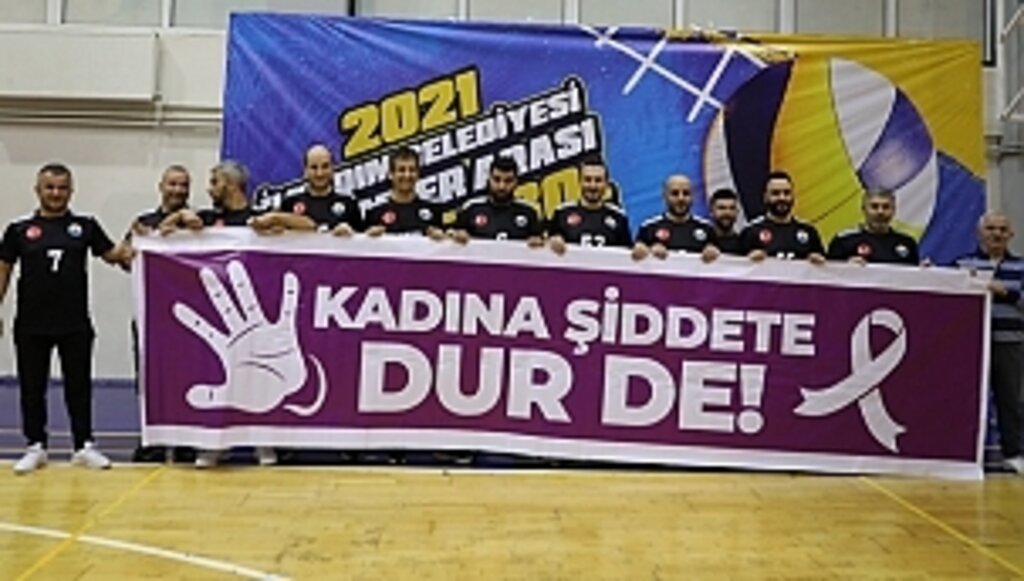 İlkadım'dan Kadına Şiddete Pankartlı Tepki